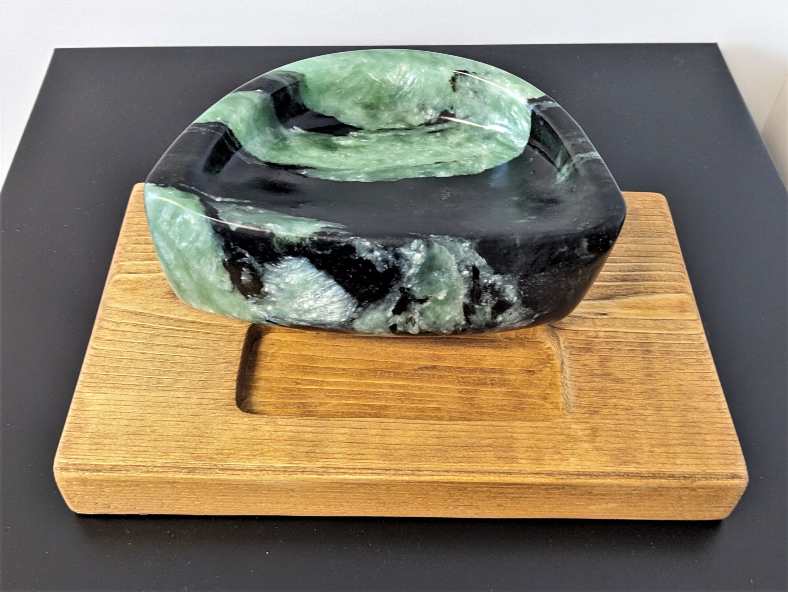 a green Inuit qulliq