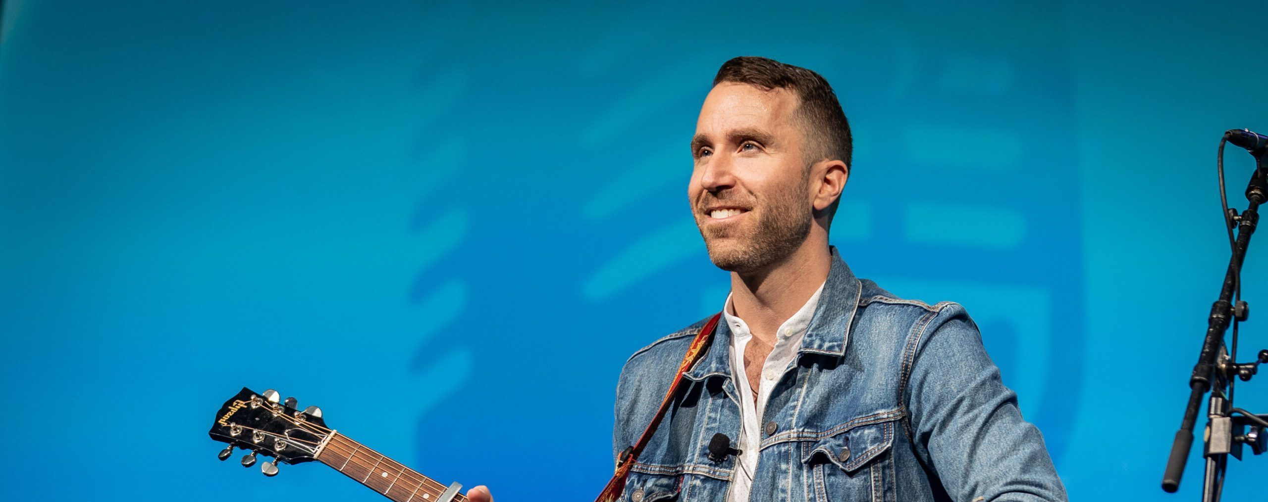 Petr Katz head shot playing guiter