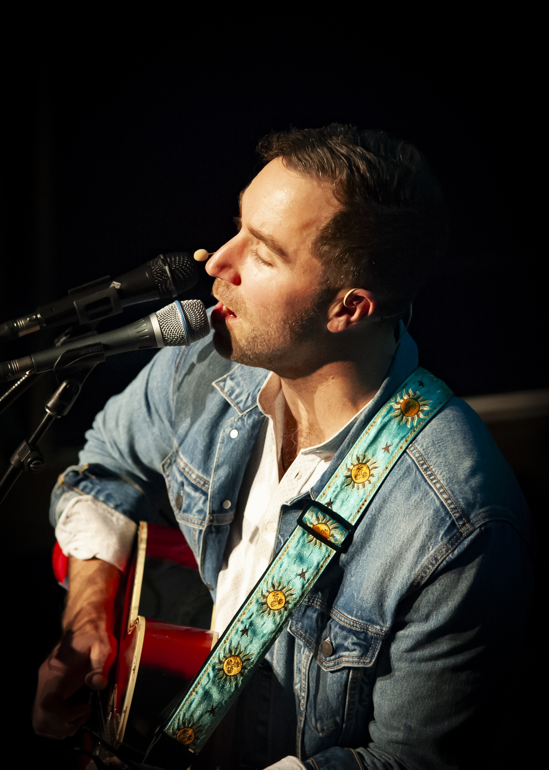Peter Katz performing at the gala